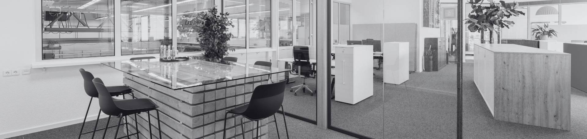 Besprechungstisch, Ausblick ins Großraumbüro